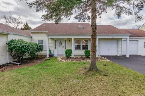 26 Chippendale Dr #26, Mount Sinai, NY 11766