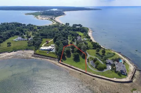 105 Centre Island Rd, Oyster Bay, NY 11771