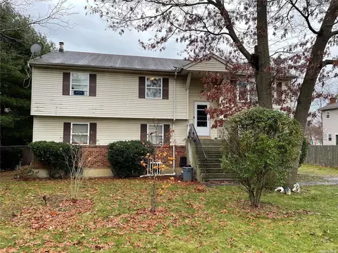 75 N Cedar Ln, Amityville, NY 11701