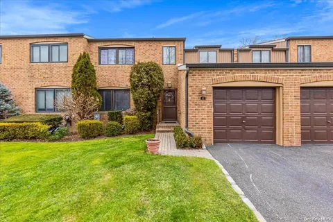 97 Windsor Gate Dr #97, North Hempstead, NY 11040