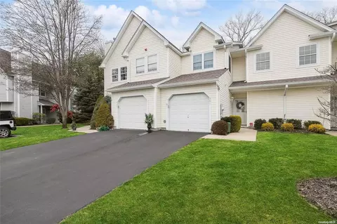 261 Erik Dr #261, Setauket, NY 11733