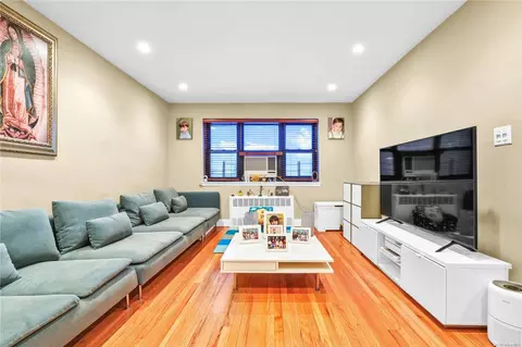 29-10 137th St #4L, New York, NY 11354