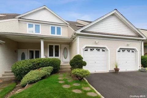 13 Lindbergh Cir #13, Huntington, NY 11743