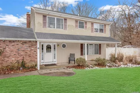 6 Cross Ct, Shoreham, NY 11786