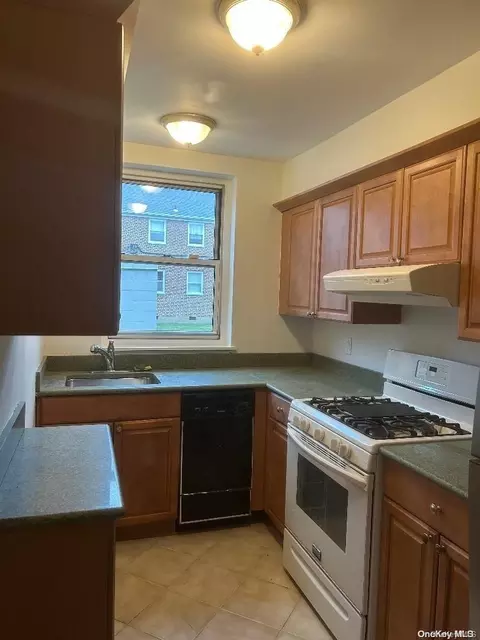 35-15 205th St #320, Bayside, NY 11361
