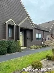 170 Southgate Cir #170, Massapequa Park, NY 11762