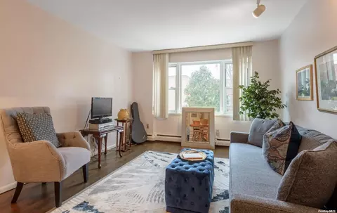 20 Chapel Pl #2B, North Hempstead, NY 11021