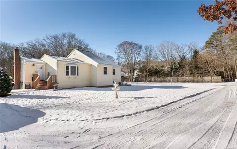 8 Farmers Ave, Coram, NY 11727