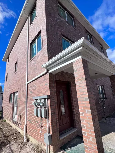 10-04 127th St, College Point, NY 11356