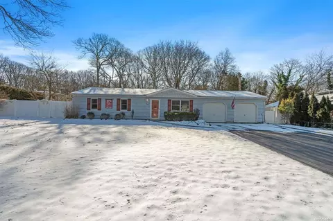 20 Mauritz Blvd, Middle Island, NY 11953