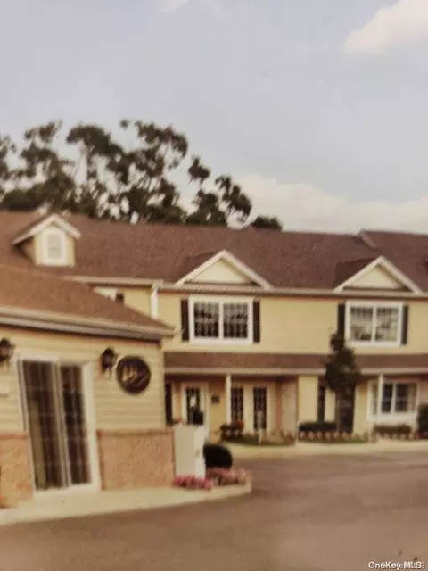 324 Willow Ln #324, Valley Stream, NY 11580