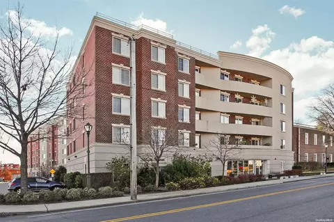 242 Maple Ave #212, North Hempstead, NY 11590