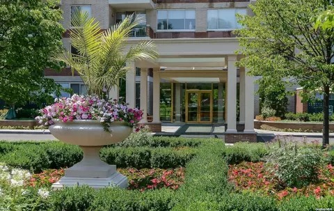 100 Hilton Ave #515, Garden City, NY 11530