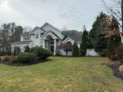 8 Park View Ln, Lake Grove, NY 11755