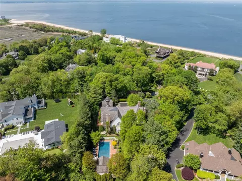36 Sterling Ln # A, North Hempstead, NY 11050