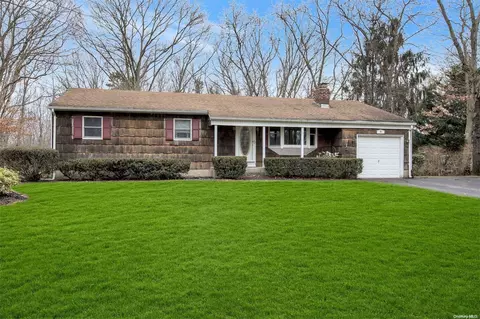 3 Maylin Ct, Smithtown, NY 11787