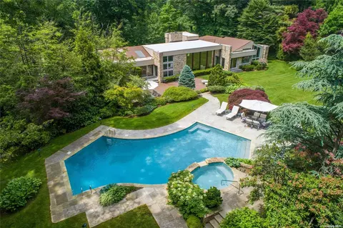 8 Rolling Hill Rd, North Hempstead, NY 11568