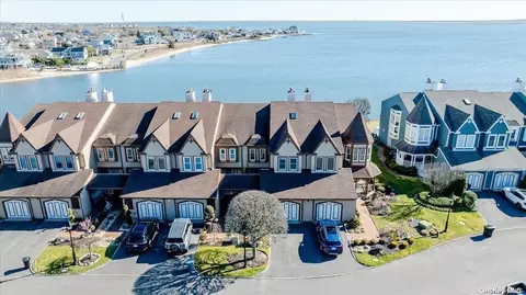 15 Victoria Dr #15, Amityville, NY 11701