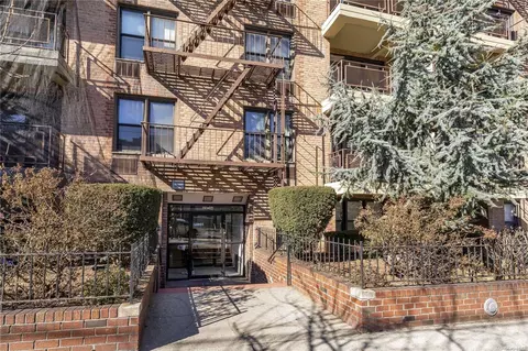 25-34 Crescent St #1B, New York, NY 11102