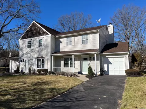 7 Wren Path #7, Coram, NY 11727