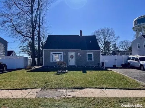 60 Periwinkle Rd, Levittown, NY 11756