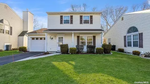 13 Beaver Trl #13, Coram, NY 11727