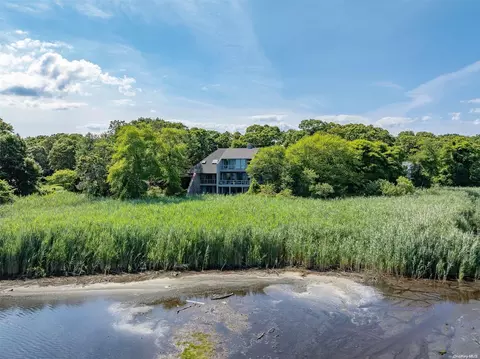 15 Peathole Ln, Bellport, NY 11713