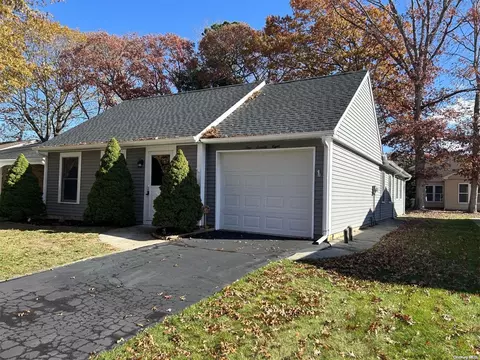 178 Canterbury Dr #178, Ridge, NY 11961