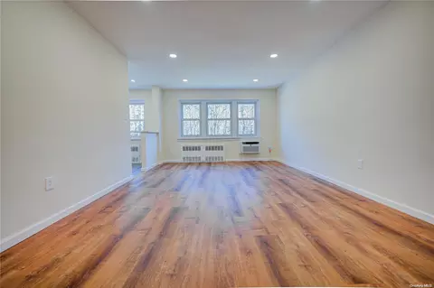 30 Pearsall Ave #2C, Glen Cove, NY 11542