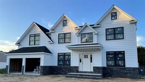 75 Lindbergh St, Massapequa Park, NY 11762
