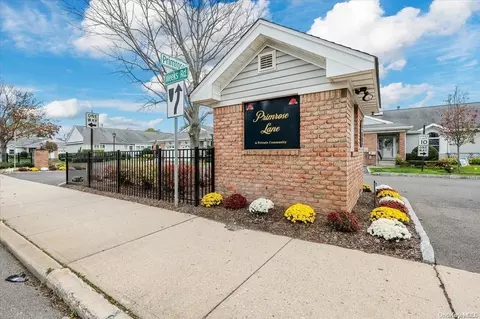 10 Primrose Ln #10, North Babylon, NY 11703