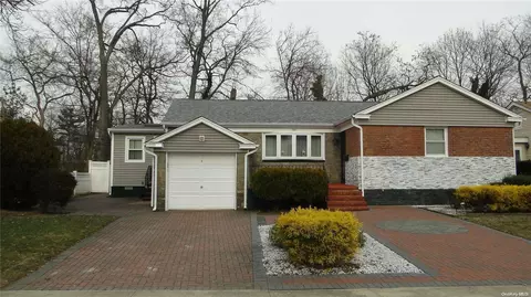 300 Arkansas Dr, Valley Stream, NY 11580