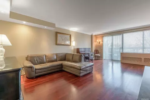 111 Cherry Valley Ave #M4, Garden City, NY 11530