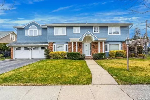 4 Midfarm Rd, Rockville Centre, NY 11570
