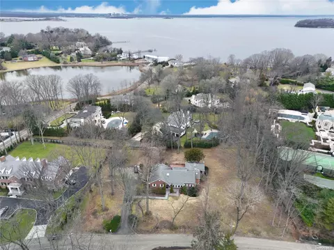 4 Dock Ln, North Hempstead, NY 11024