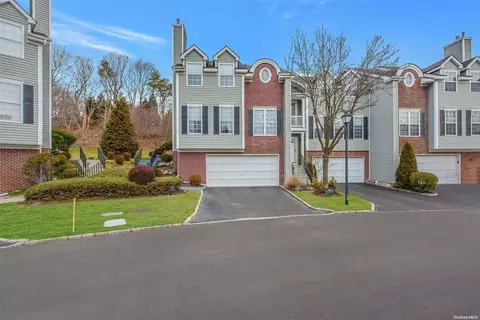 27 Paddington Cir #27, Smithtown, NY 11787