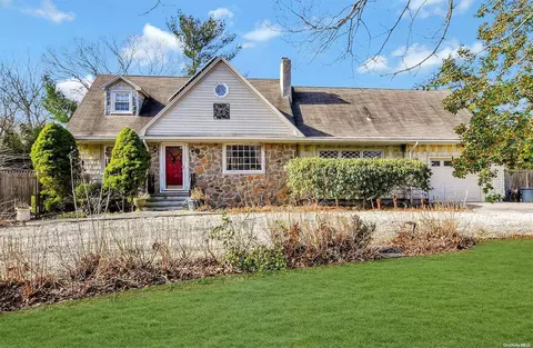 1532 Middle Rd, Calverton, NY 11933
