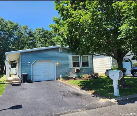 127 Village Cir #1, Manorville, NY 11949