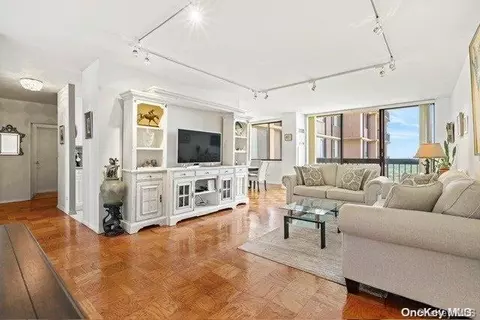 26910 Grand Central Pkwy #25S, Hempstead, NY 11005