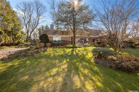 80 Cedar Dr, North Hempstead, NY 11021