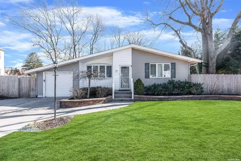 71 Greenhaven Dr, Port Jefferson Station, NY 11776