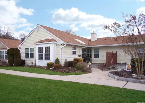 95 Theodore Dr #95, Coram, NY 11727
