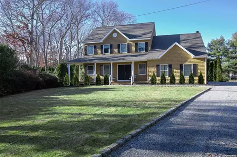 2 Blueberry Ln, Quogue, NY 11959