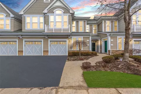 52 Symphony Dr #52, Lake Grove, NY 11755