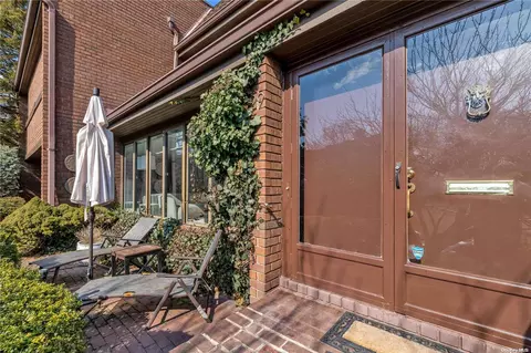 29 Acorn Ponds Dr #358, North Hempstead, NY 11576