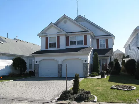 49 Julia Cir #49, Middle Island, NY 11953