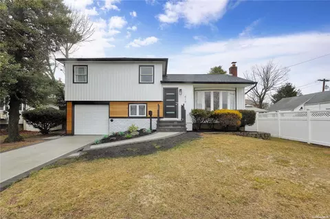 419 Christopher St, Oceanside, NY 11572