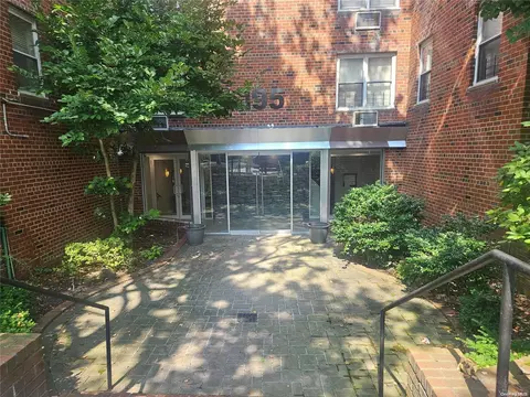195 S Middle Neck Rd #3L, North Hempstead, NY 11021