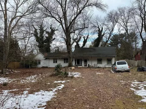 35 E Bartlett Rd, Middle Island, NY 11953