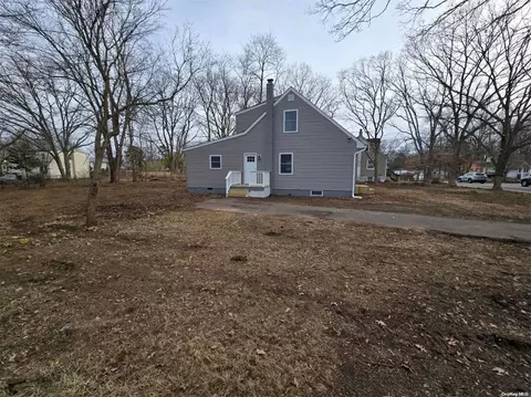 1099 Udall Rd, Bay Shore, NY 11706